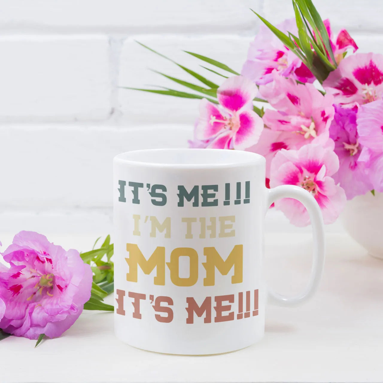 Funny personalised “It’s Me, I’m The Mom” mug with custom photo and message printed on reverse side