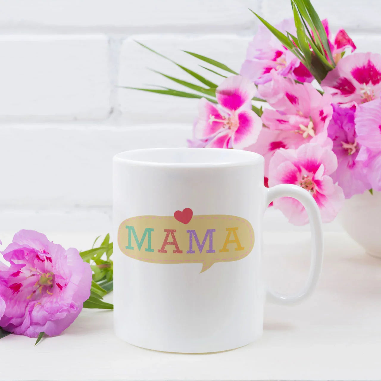 Personalised coffee mug with "Mama" in a speech bubble design, high-quality ceramic gift mug, stylish custom tea cup for Mum.