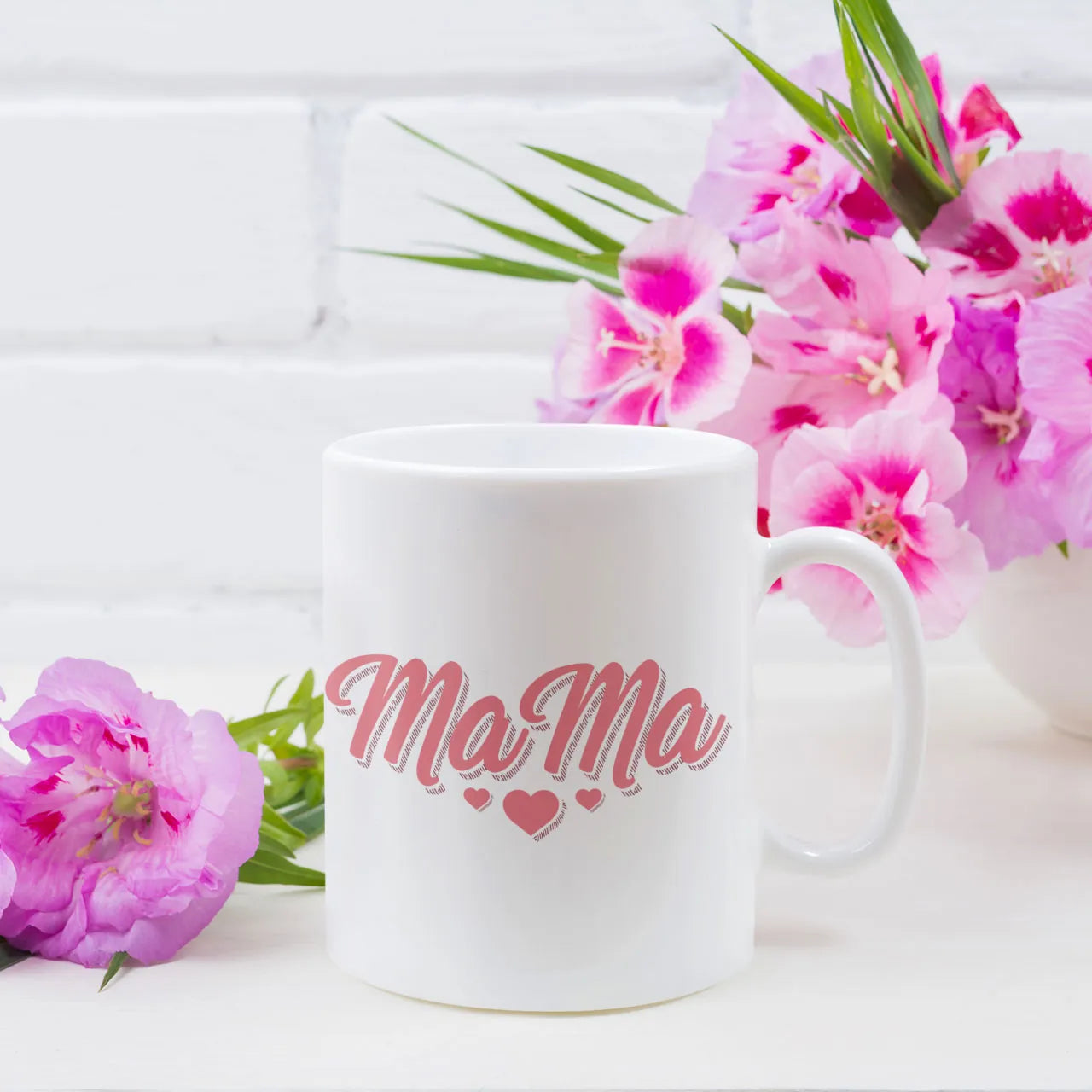 Personalised coffee mug with "Mama" text and pink hearts, white ceramic gift mug, cute custom tea cup for mums.