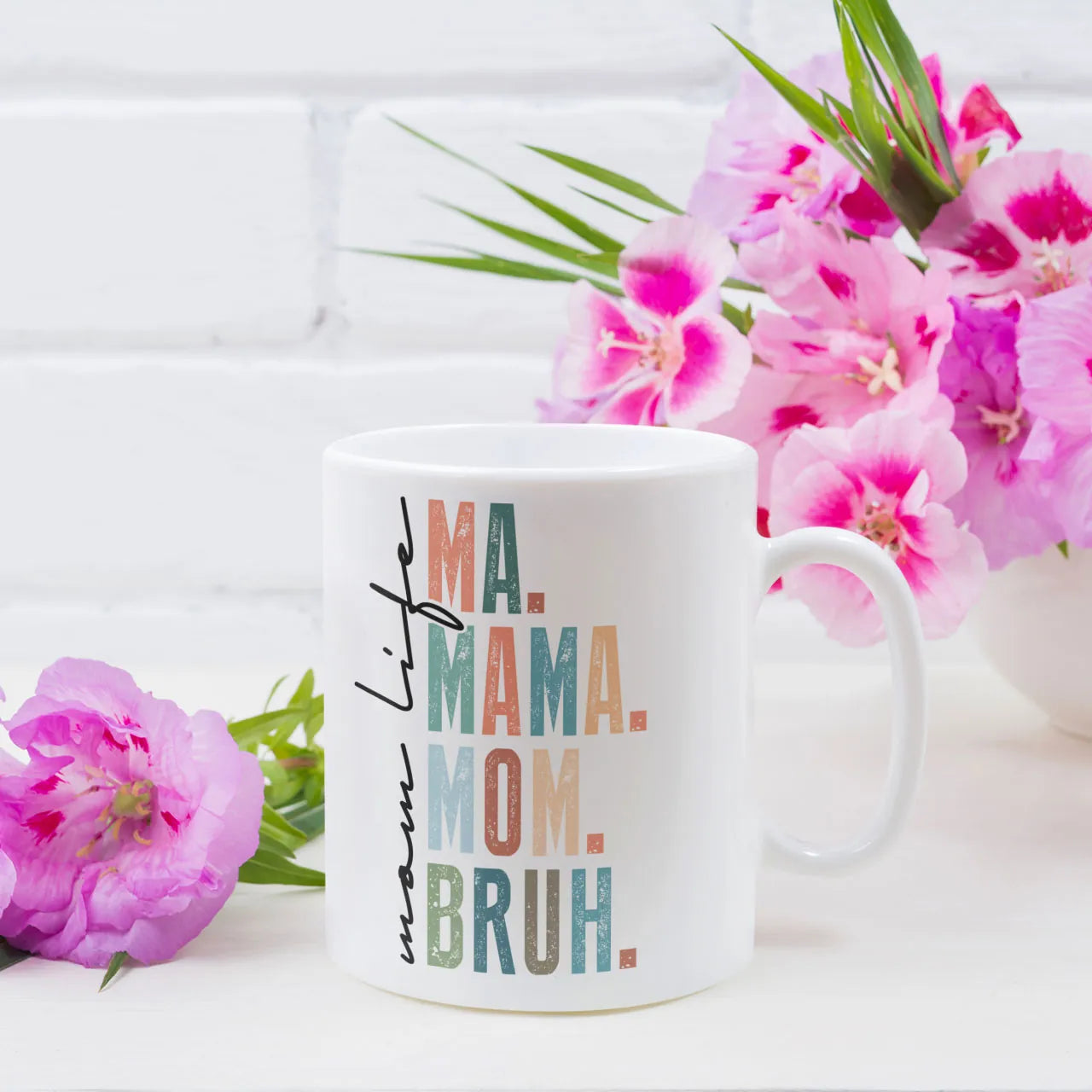 Personalised coffee mug featuring "Mom Life" text design, white ceramic gift mug, custom tea cup for Mum's birthday or Mother's Day.